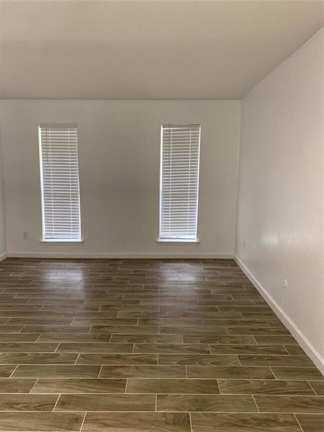 Building Photo - 2 BR 2 BA Condo - Downstairs