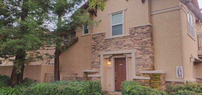 Building Photo - 3301 N Park Dr