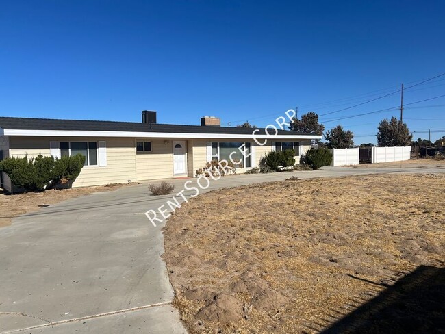 Building Photo - 3 Bedroom Home For Rent in Palmdale