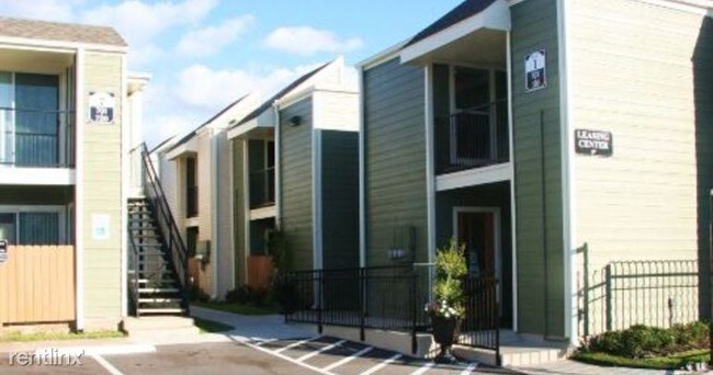 Foto del edificio - 8000 Creekbend Dr