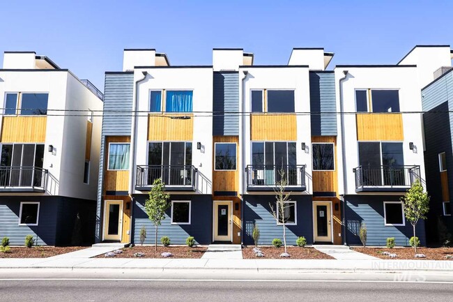 Building Photo - 2254 W Kootenai St