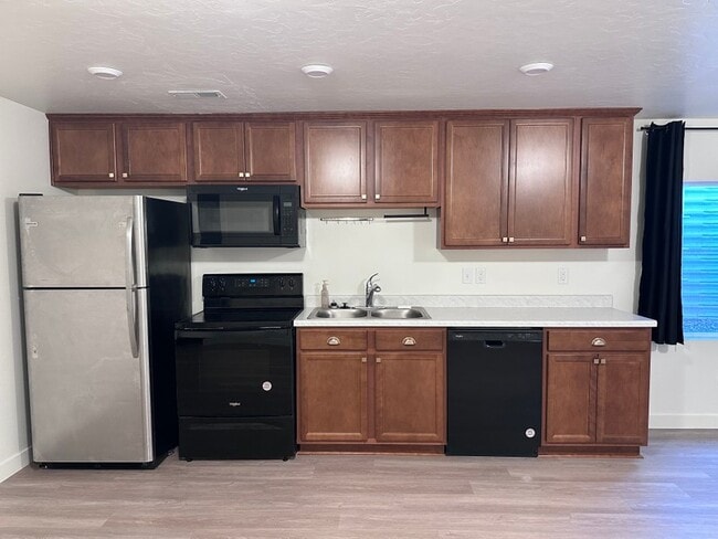 Building Photo - 933 E Blackfeet Dr