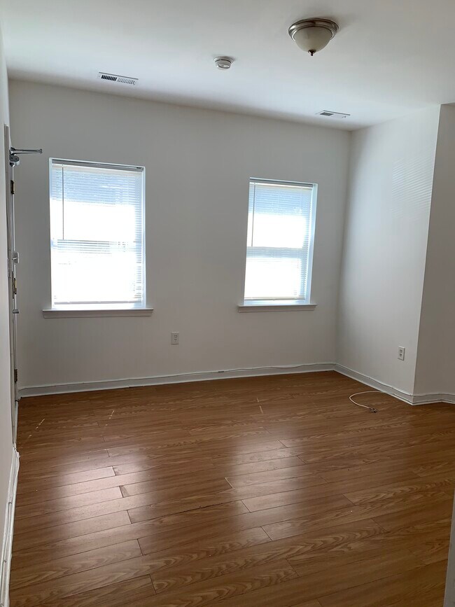 Building Photo - 117 Cedar Ave