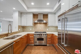 Building Photo - 1517 S Bentley Ave