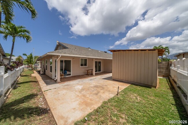 Foto del edificio - 2 bd 2 ba single family home in Maili, Sea Country