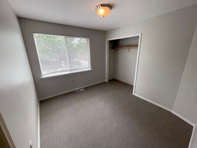 Foto del edificio - Great 6 bed, 6 bath Duplex Unit in North Portland with Laundry, Patio