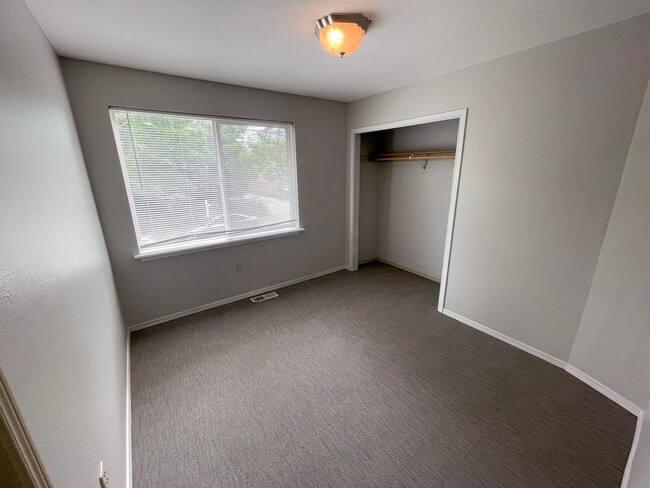 Building Photo - RENT SPECIAL: Great 6 bed, 6 bath Duplex Unit in North Portland with Laundry, Patio