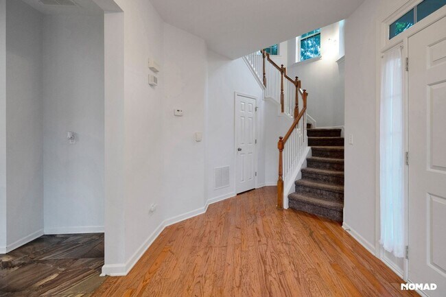Building Photo - Charming 3BR Townhome in Lawrenceville