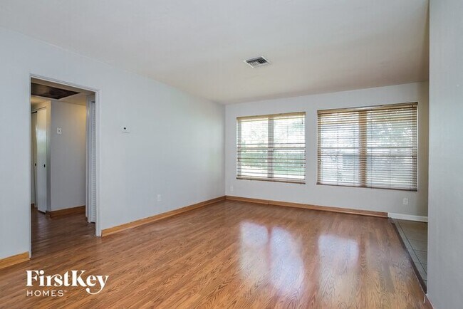 Building Photo - 607 Faber Dr