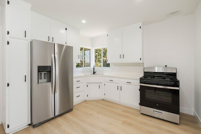 Foto del interior - 15301 Eastwood Ave - Standalone Home with Private Patio!