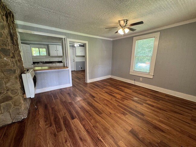Building Photo - 2/1 Country House $895
