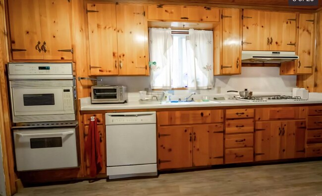Kitchen - 3340 Deer Park Ave