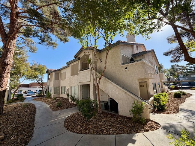 Building Photo - SE 2 bedroom condo in gated community