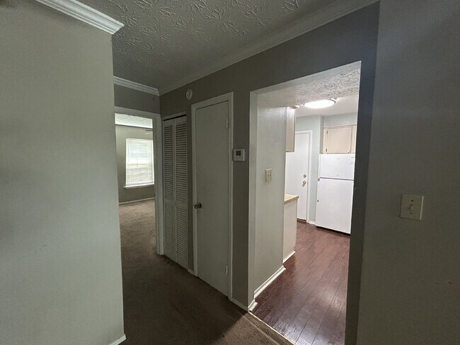 Building Photo - Oversized 1 Bedroom Upstairs Apartment For Rent!