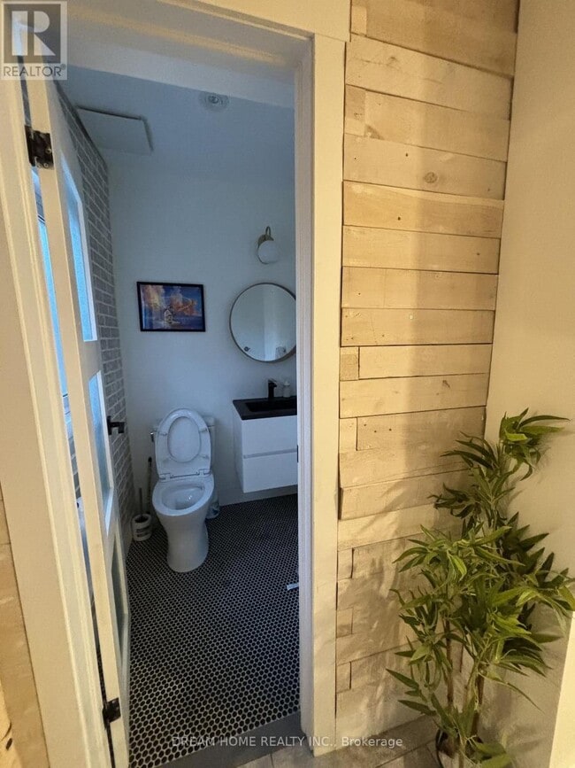 Building Photo - 160 Olde Bayview Ave