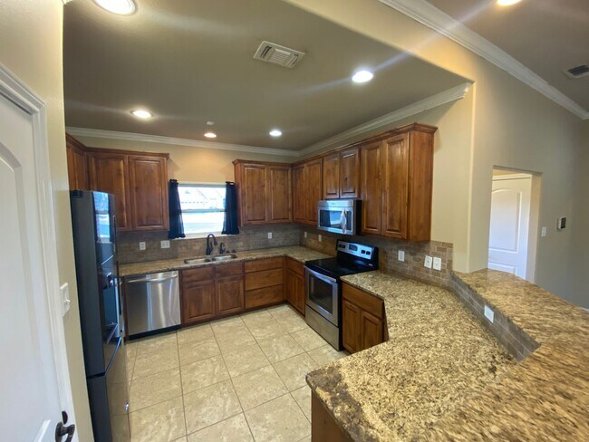 Foto del edificio - Beautiful and Spacious 4 bedroom 2 bath Ho...