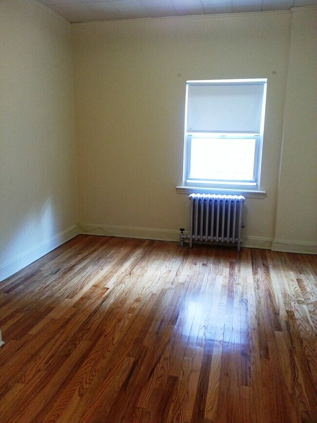 Building Photo - Spacious 2bed/1bath w/outdoor space!