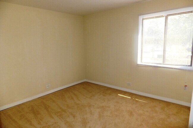 Building Photo - 330 Palisades Point