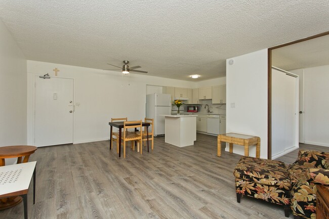 Building Photo - Waikiki 2 BD 1 PRK w/ Washer/Dryer in Unit