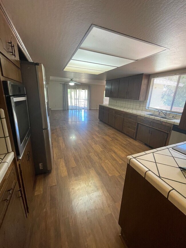 Building Photo - 3 Bed, 2.5 Bath Family Home