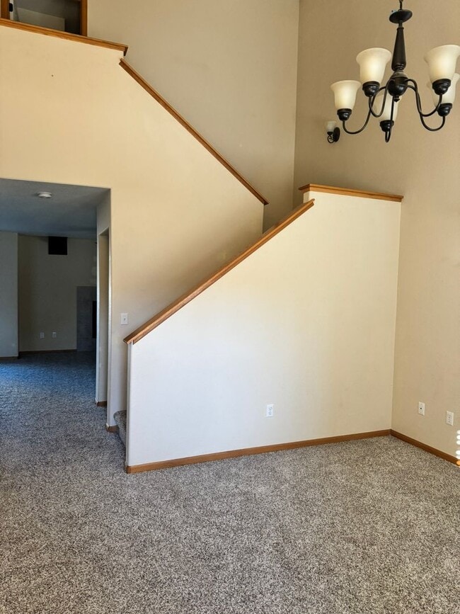 Building Photo - Charming 5 Bedroom