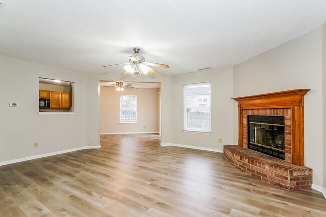 Foto del edificio - 13193 N Brick Chapel Dr