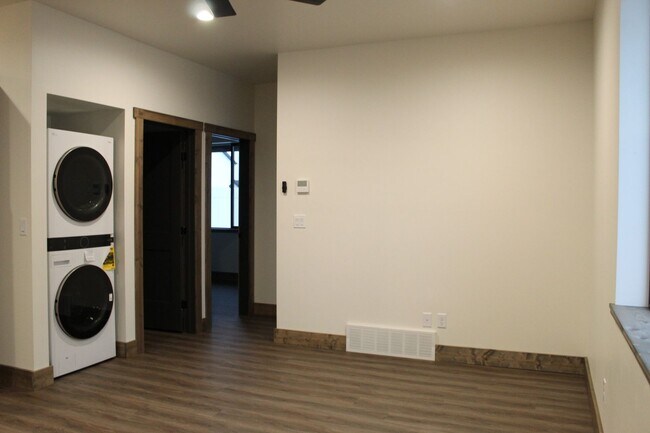 Building Photo - K573LI