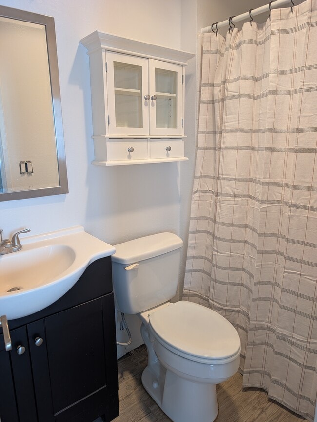 Foto del edificio - 5232 Wilkinson Ave