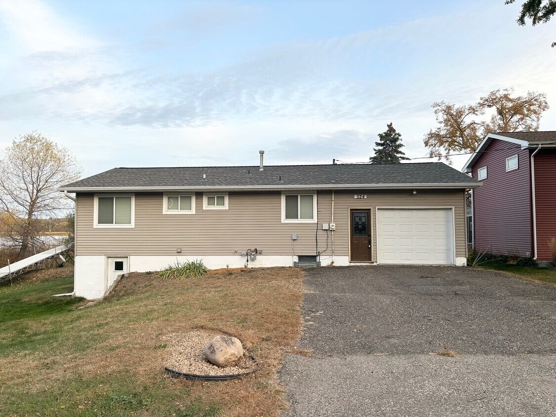 Primary Photo - 524 Lakeshore Cir