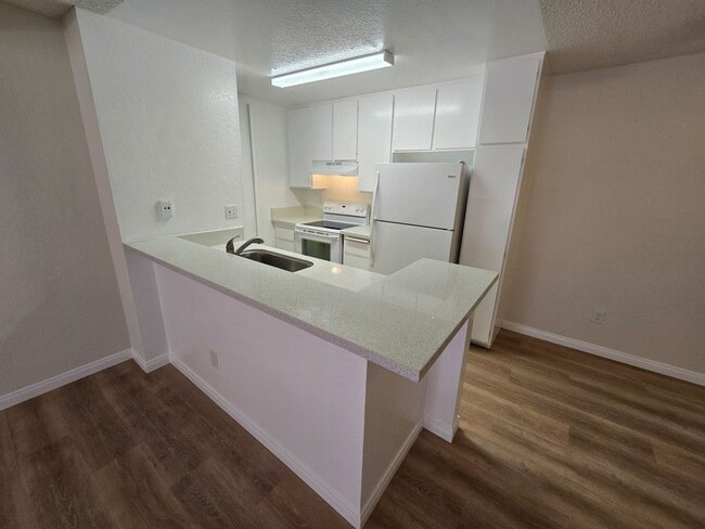 Foto del edificio - Beautifully Renovated Ground-Floor 2 Bedroom – Over 900 Sq. Ft.!