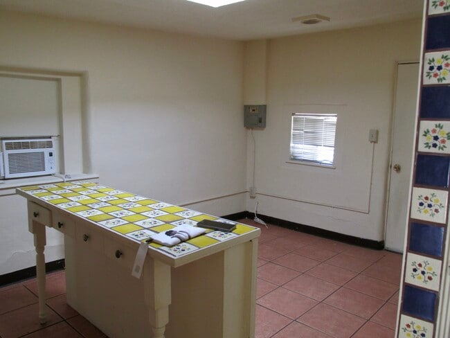 Foto del edificio - 3815 E Yandell Dr