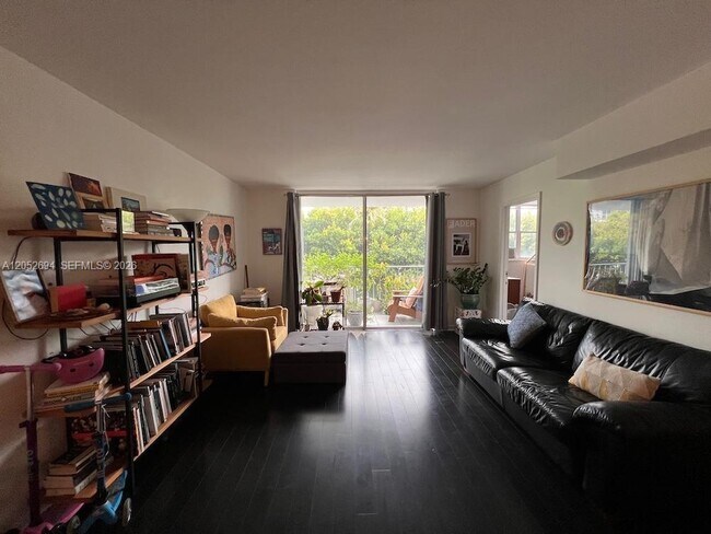 Foto del edificio - 700 NE 63rd St