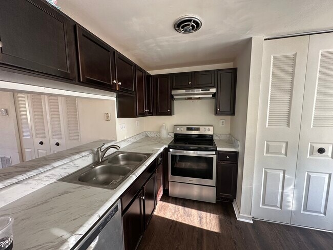 Foto del edificio - 9633 Springfield Woods Ct.