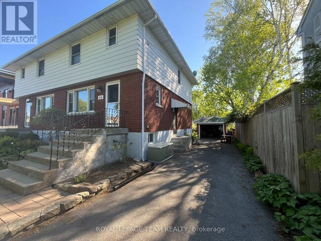 Building Photo - 858 Riddell Ave N