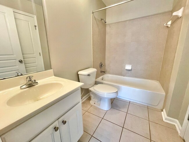 Building Photo - 2 Bedroom unit at the Woodlands! Near UT