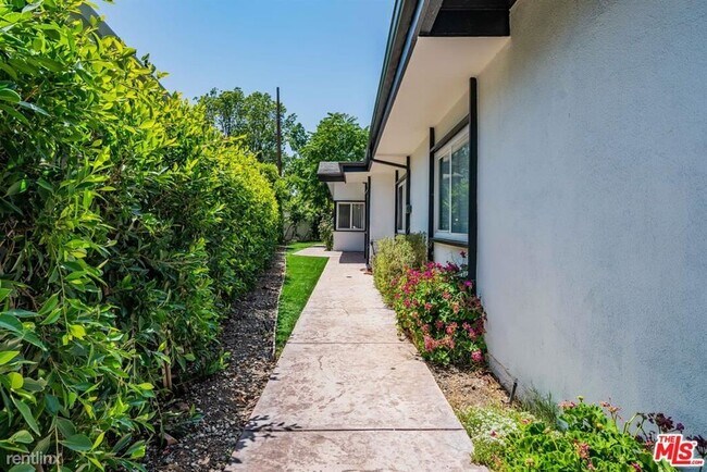 Foto del edificio - 3 br, 2 bath House - 4845 Lemona Ave