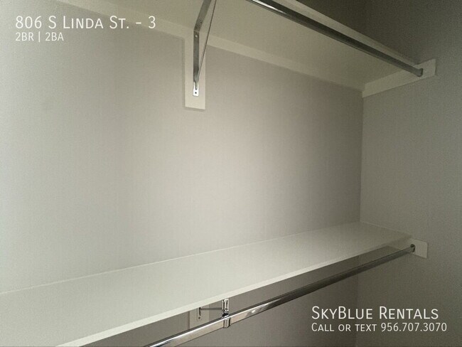 Building Photo - 806 S Linda St