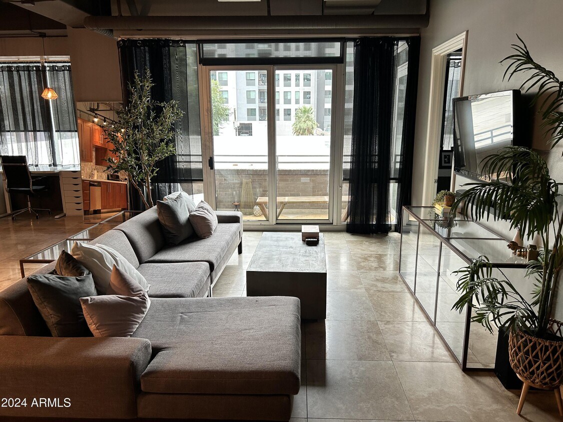Primary Photo - 1 E Lexington Ave