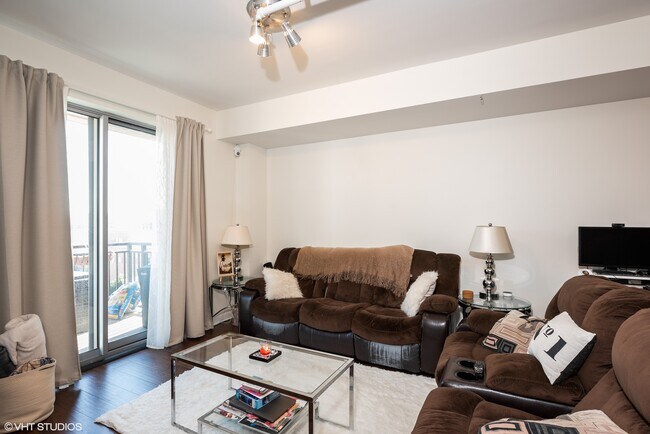 Foto del edificio - 437 W Division St