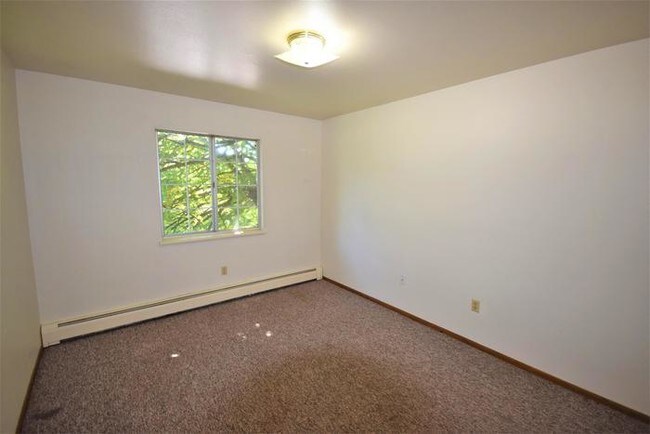 Building Photo - Nice 1 Bedroom, Heat and Water Inc