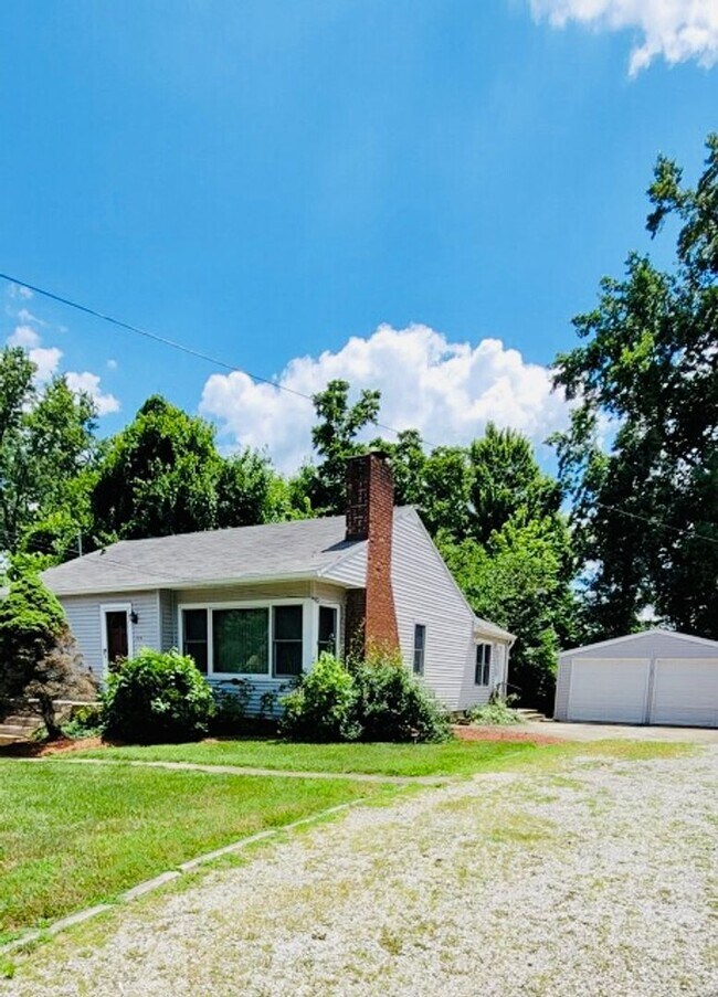 Building Photo - Great location -2BR, 2BA with Yard and Garage