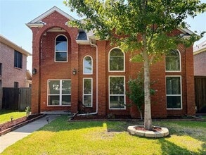 Building Photo - 512 Woodlake Dr