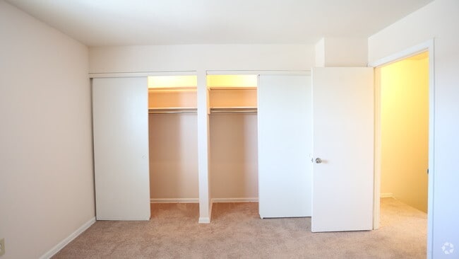 Bedroom - Williamsburg Square