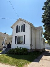 Building Photo - 407 W South Park Ave