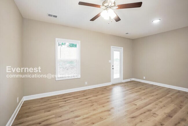 Foto del edificio - Charming 2-Bedroom Clarksville Home – Pets...