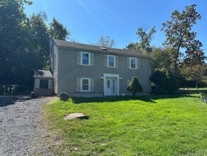 Building Photo - 459 Clove Rd
