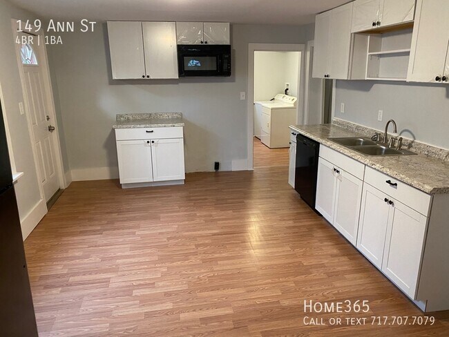 Building Photo - Newly renovated, 4 bedroom, 1.5 bath row h...