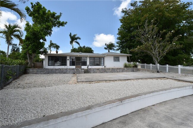 Building Photo - 3461 Lakeview Dr