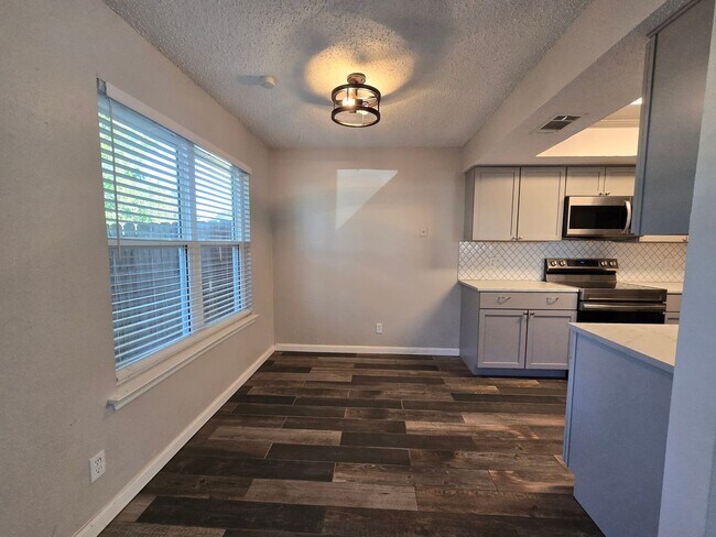 Foto del edificio - 8810 Springmail Cir