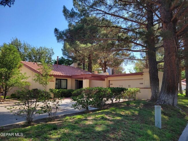 Building Photo - 817 Lakeway Dr